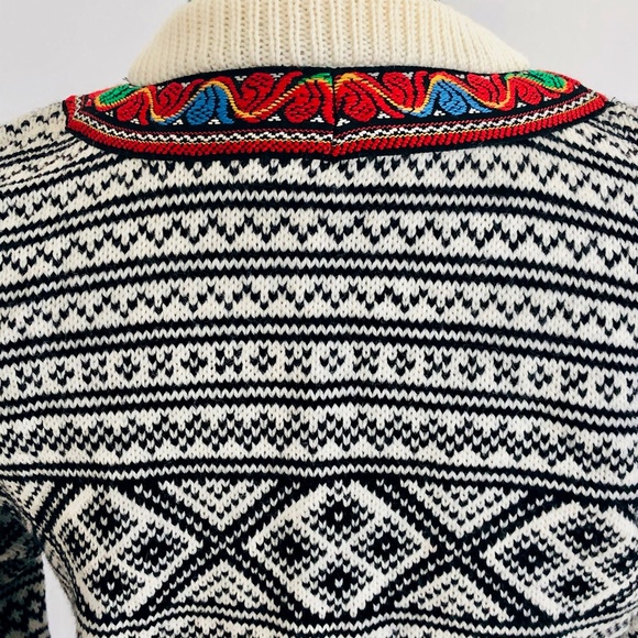 Arctic Circle Sweater - Picture 10 of 10